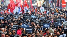 Turkish journalists protest over arrested colleagues