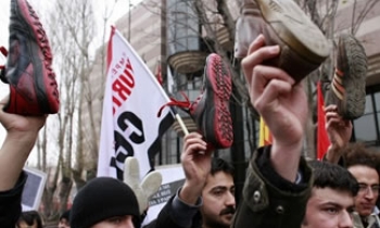 Shoe-throwing Iraqi journalist writes to Prime Minister Maliki apologising over incident