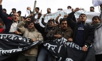 Police rough up Nepal journalists protesting attack on Himalmedia by Maoists supporters